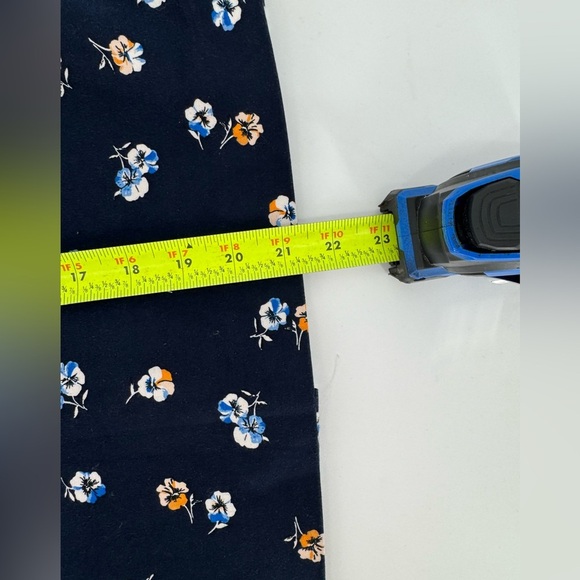 Ann Taylor Factory Navy Floral Pencil Skirt - Picture 6 of 9